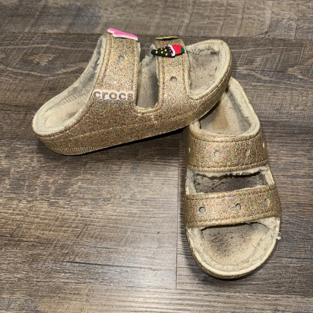 Crocs Classic Cozzzy Glitter Sandals Womens 5 Gold Fuzzy Platform Jibbitz